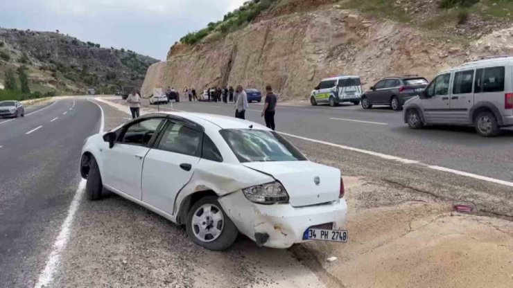 Besni’de otomobiller çarpıştı: 2 yaralı