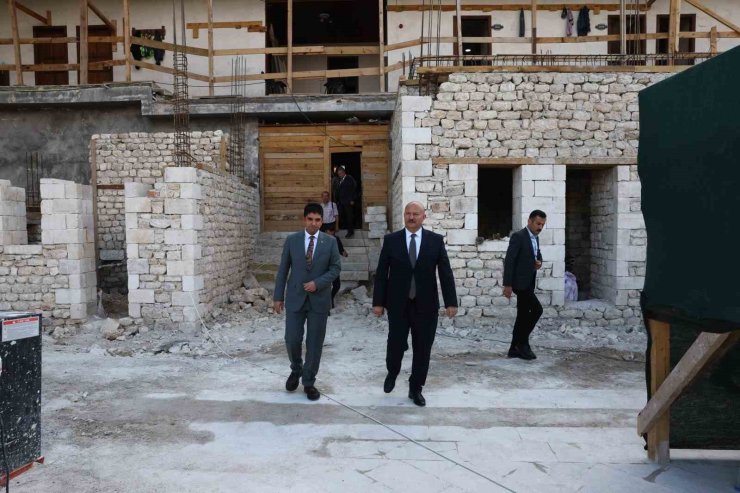Vali Küçük, tarihi Tuz Hanı’ndaki çalışmaları inceledi