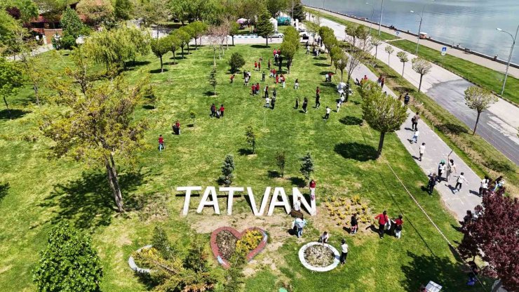 Tatvanlı öğrencilerden Van Gölü sahilinde çevre temizliği