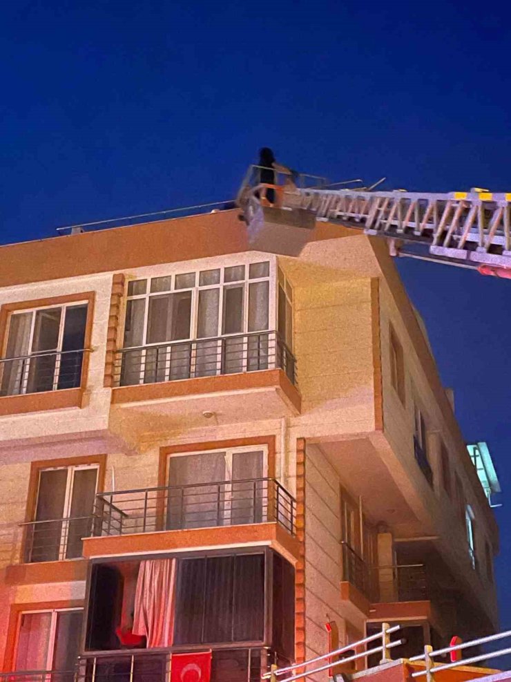 Lapseki’de 4 katlı apartmanda yangın: Çatıda mahsur kalan 4 kişi kurtarıldı