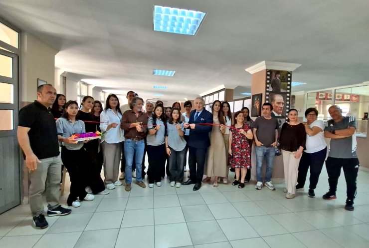 Çeşme Atatürk Anadolu Lisesi’nden "Renklerin Fısıltısı" resim sergisi