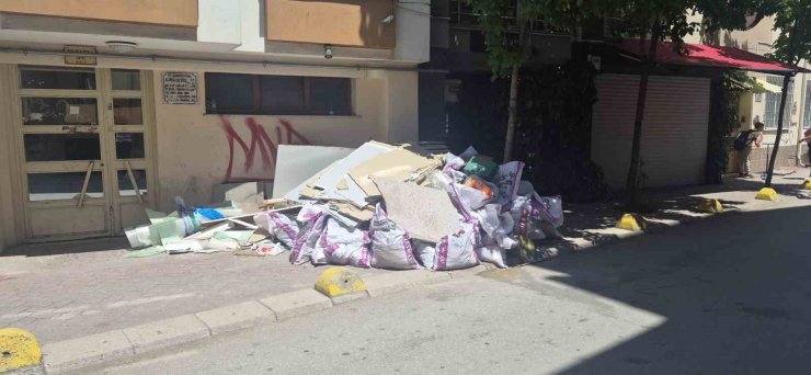 Kaldırıma sorumsuzca bırakılan inşaat artıkları