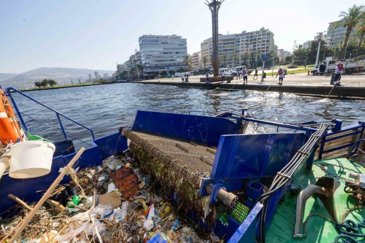 İzmir Körfezi’nden 1,2 milyon ton dip çamuru, binlerce ton atık temizlendi