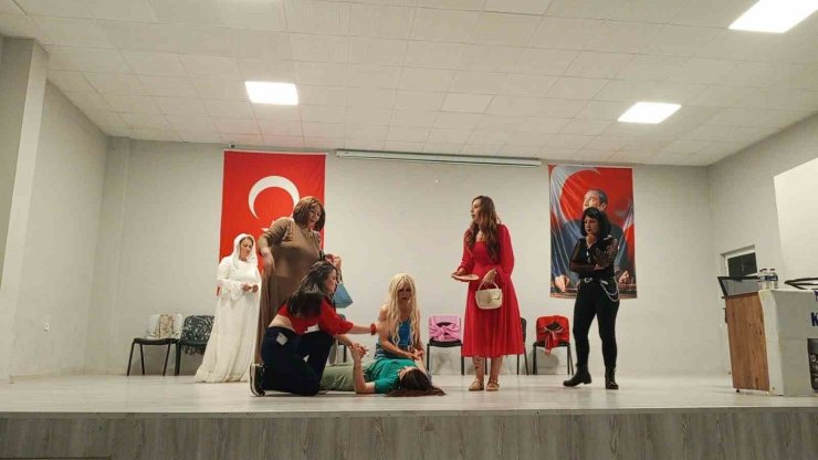 Kepsutlu kadınların oynadığı tiyatro oyunu ilgi gördü