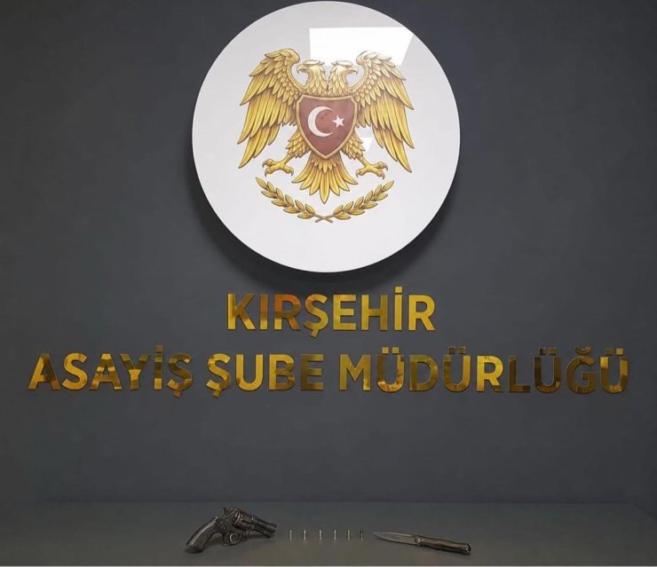Kırşehir’de denetimlerde silah ve kesici alet ele geçirildi