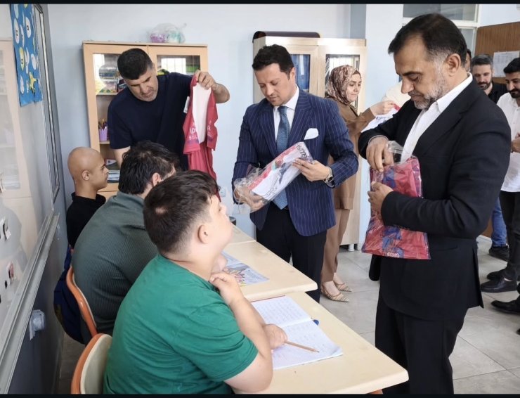 Mardin TSO Başkan adayı Duyan’dan özel eğitim öğrencilerine forma hediyesi