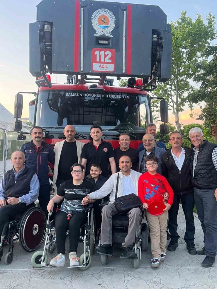 Engelli vatandaşlardan ve itfaiyeden yavru kargaya şefkat eli