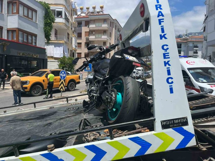 Alanya’da motosiklet ile otomobil çarpıştı: 1 yaralı