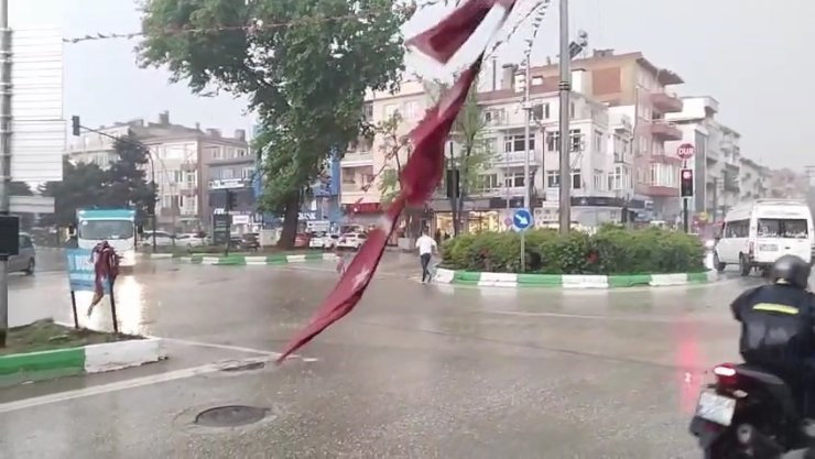 Bursa’da sel...Duyarlı vatandaşlar sele rağmen yırtılan Türk Bayrağını yerden kaldırdı