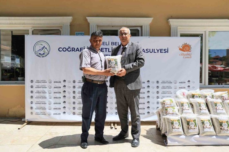 Başkan Arslan üretime destek için coğrafi işaretli Çameli fasulyesini çiftçiyle buluşturdu