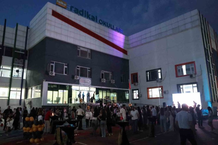 Diyarbakır’da 8’inci sınıf öğrenciler kep attı