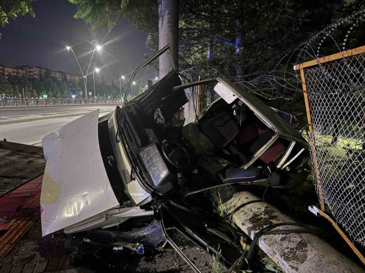 Kayseri’de kontrolden çıkan otomobil bahçeye uçtu: 3 yaralı