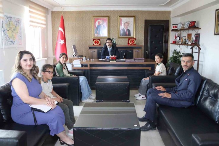 Tomarza’da en çok kitap okuyan öğrenciler ödüllendirildi