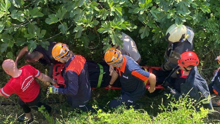 Direksiyonu kilitlenen otomobil, demirleri parçalayıp 80 metreden uçtu