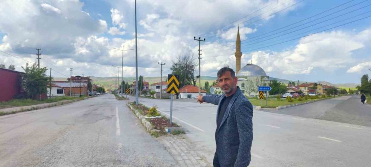 Bozuk yollar tepki çekti, mahalleli isyan etti
