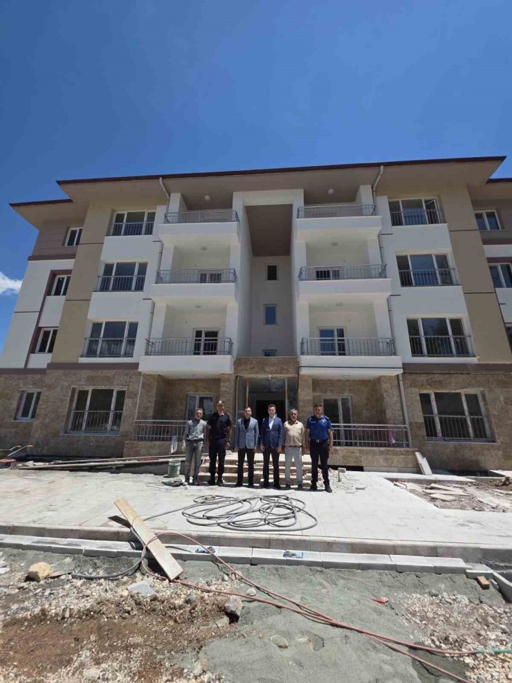 Kaymakam Algın ve Başsavcı Duran, adliye lojmanlarında incelemelerde bulundu
