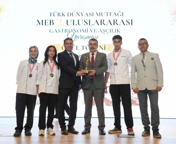 Bakan Yusuf Tekin’den ödül, Ayvalık’ta davul zurnalı karşılama