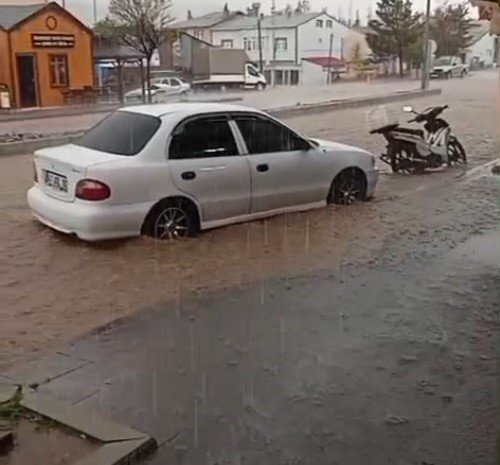 Demirözü’nde sağanak yağış hayatı olumsuz etkiledi