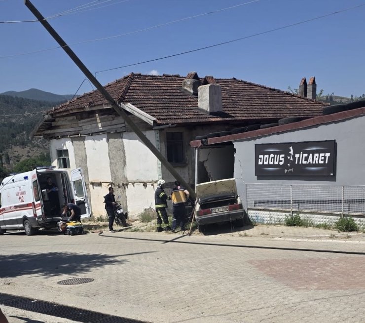 Deponun duvarına çarpan otomobildeki yaşlı karı koca hayatını kaybetti