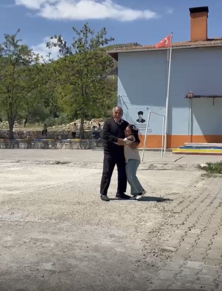 Diyarbakır’da dede ile torunun gülümseten sevgisi
