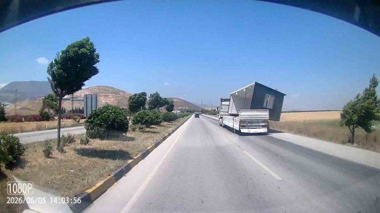Fırtınanın, tırda taşınan konteyneri uçurduğu anlar kamerada