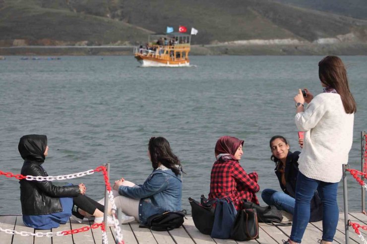 1700 rakımdaki doğa harikası göl turistlerin ilgi odağı