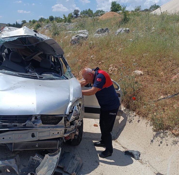 Hafif ticari araç takla attı: 1 ölü, 1 yaralı
