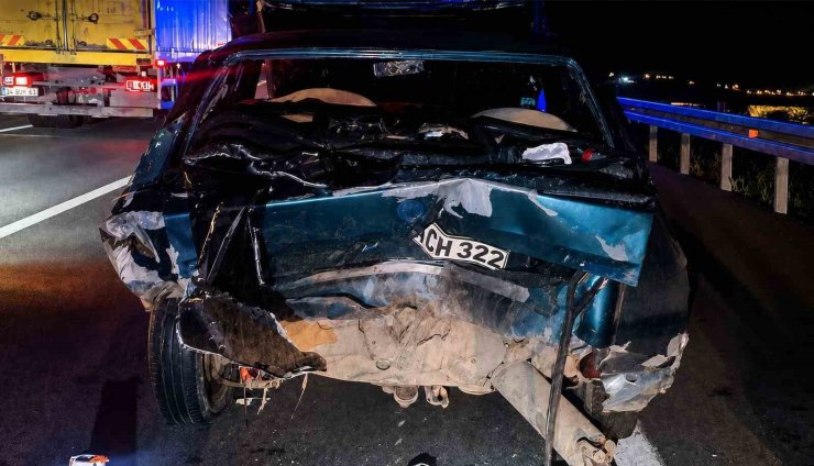 Bankette duran otomobile çarpan araç hurdaya döndü: 6 yaralı