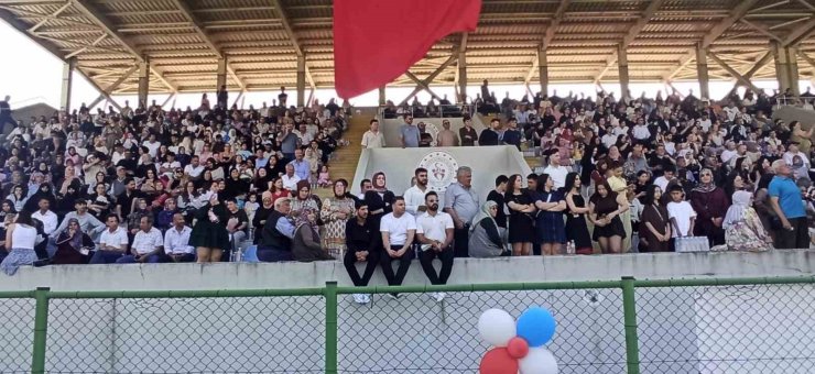 Devrek’te Üniversite öğrencileri mezuniyetlerini kep atarak kutladılar