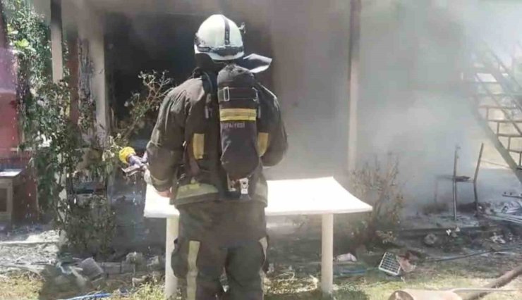 Tarladaki evde çıkan yangın itfaiye ekiplerince söndürüldü