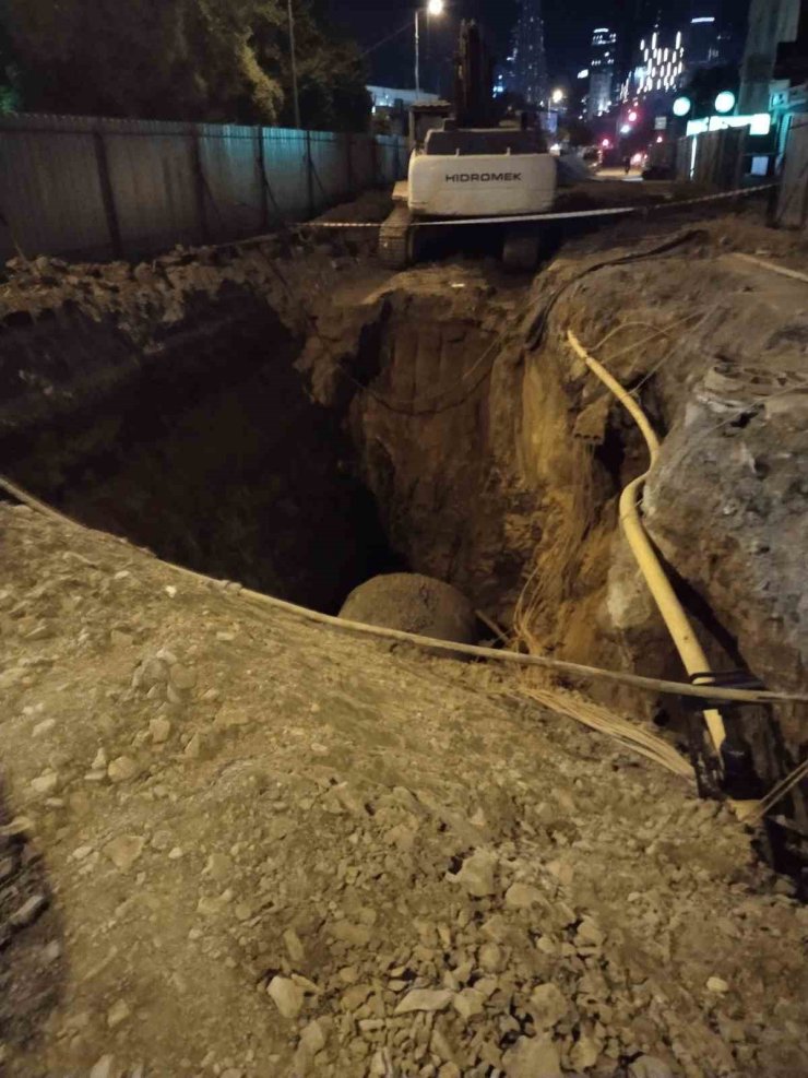 Ataşehir’de kontrolden çıkan taksi çukura girdi
