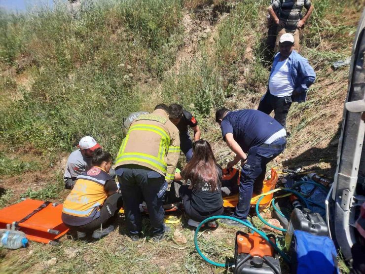 Balıkesir’de kamyon kazasında sürücü itfaiye ekiplerince kurtarıldı