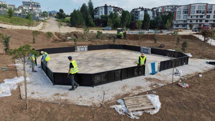 Yeşilyurt Millet Bahçesi’nde çocuk oyun alanlarının kurulumu başladı