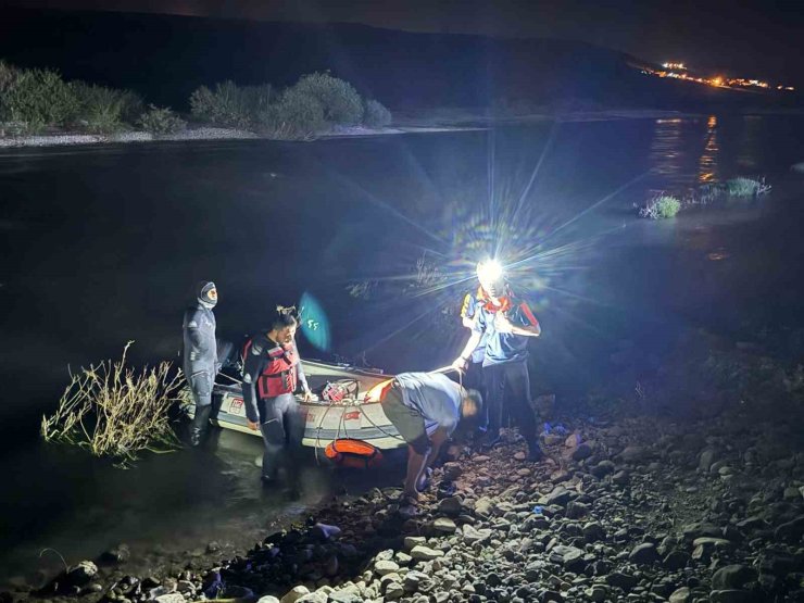 Batman’da Garzan Çayı’nda mahsur kalan piknikçiler kurtarıldı