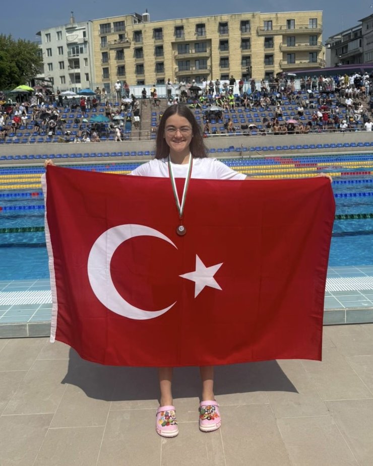 Milli yüzücü Ecrin Çevik’ten uluslararası başarı