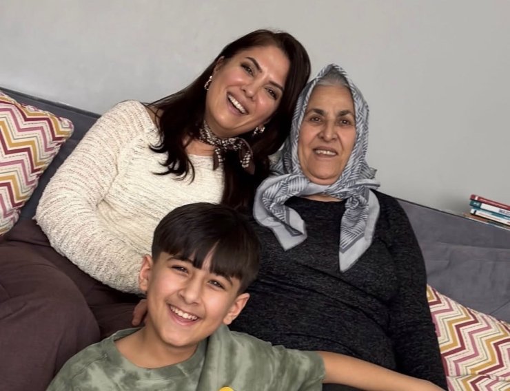 Ünlü yazar Dilek Cesur’un annesi gözyaşları içinde toprağa verildi