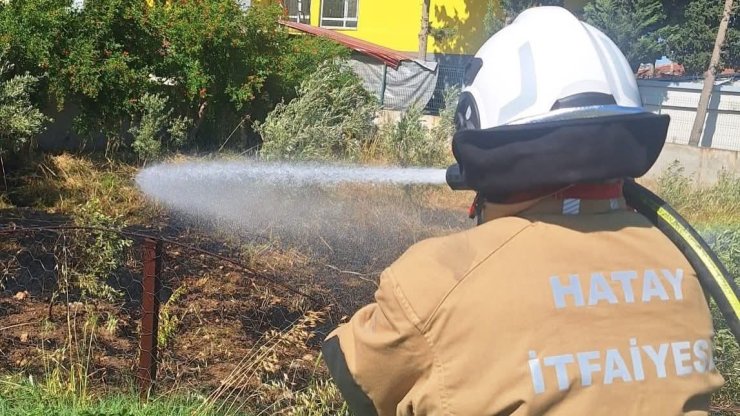 Hatay’da bahçe yangını itfaiye ekipleri tarafından söndürüldü