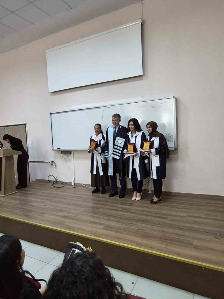 Iğdır Üniversitesi, Türk Dili ve Edebiyatı bölümü mezunlarını plaket ve belgelerle uğurladı