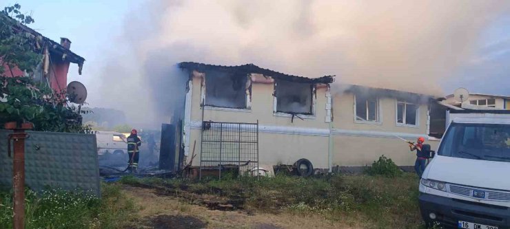 İki katlı ahşap ev alevlere teslim oldu