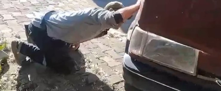 Tokat’ta aracın motor kısmına giren yılanı itfaiye ekipleri kürekle yakaladı