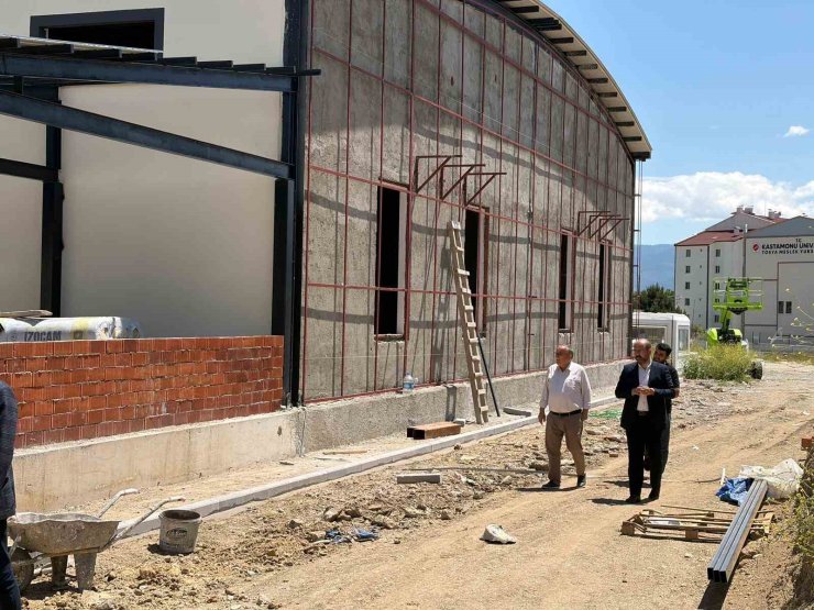 Başkan Kavaklıgil, Tosya Düğün Salonu’daki çalışmaları inceledi