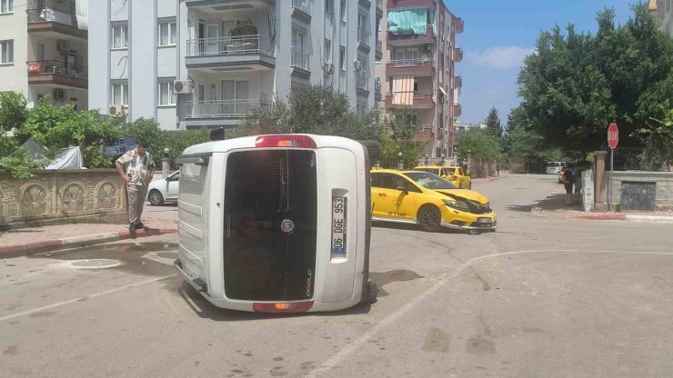 Taksi ile çarpışan hafif ticari araç yan yattı: Sürücünün burnu bile kanamadı