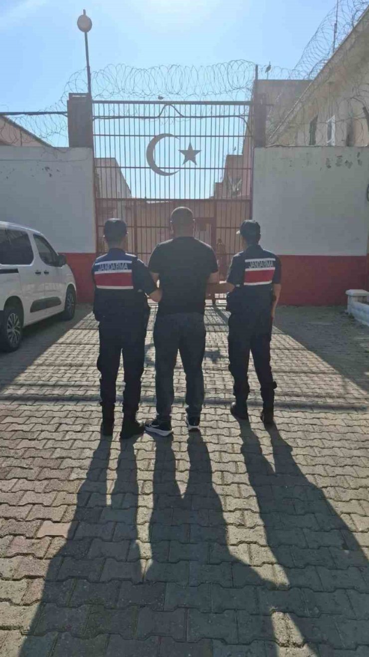 Uyuşturucu ve hırsızlık suçlarından aranan 2 hükümlü yakalandı