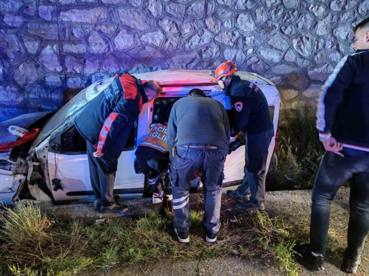 Çorum’da hafif ticari araç istinat duvarından yan yola uçtu: 2 yaralı