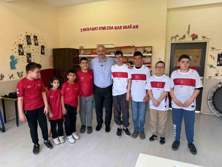 Başkan Yıldız sözünü tuttu öğrencilere milli forma hediye etti