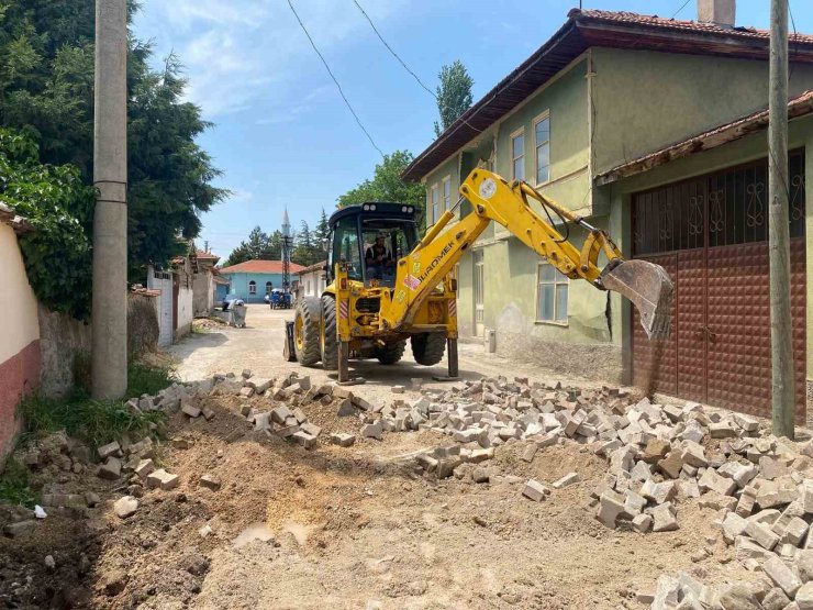 İnönü’de bozulan yollar yenileniyor
