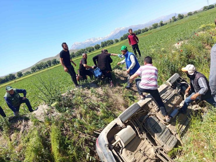 Kahramanmaraş’ta otomobil kanala uçtu: 4 yaralı