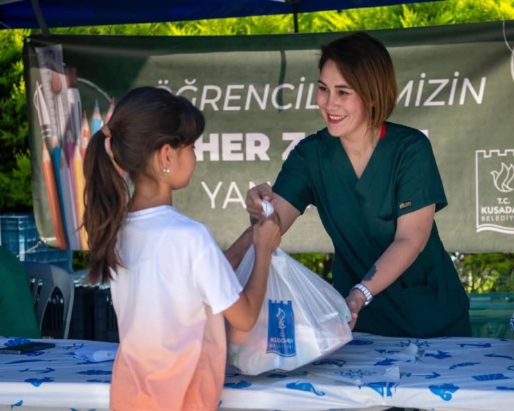 Kuşadası’nda öğrencilere 122 bin beslenme paketi desteği