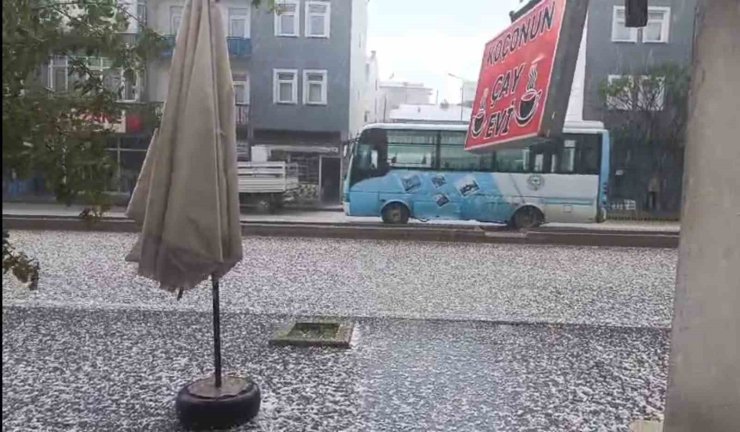 Demirözü’nde dolu yağışı etkili oldu