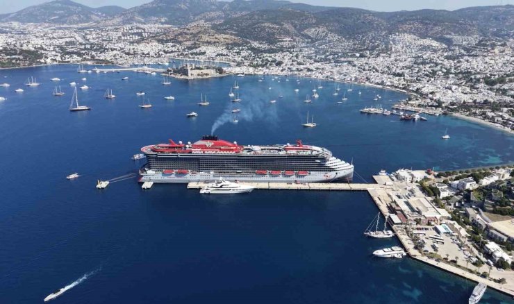 Dev kruvaziyer Scarlet Lady Bodrum’a yanaştı